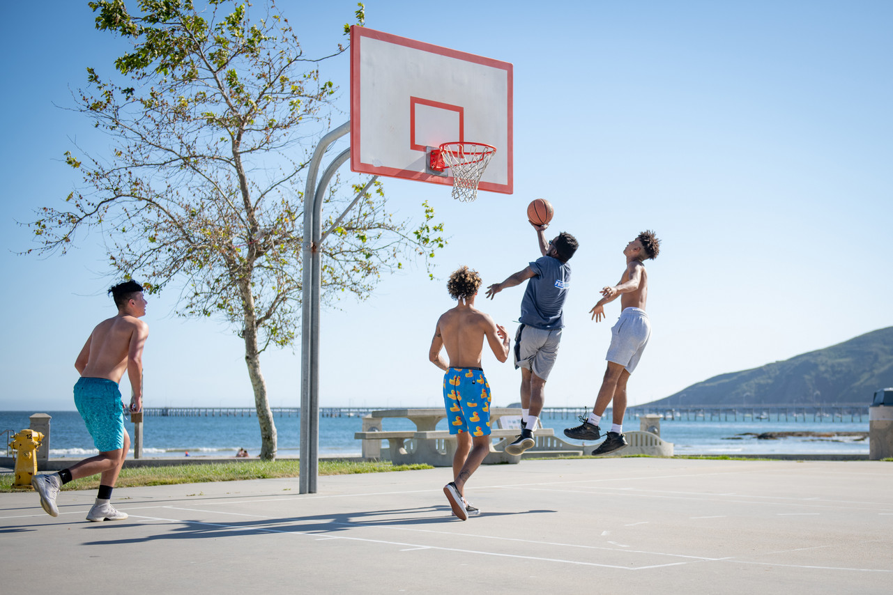 Basketballspiel auf dem Freiplatz